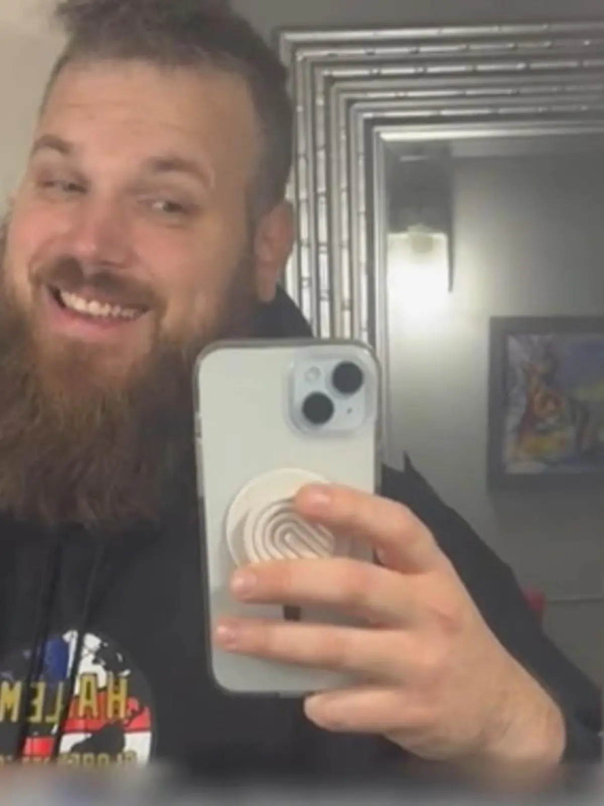 Brandon Potter rasiert sich nach zwei Jahren den Bart ab. Seine Frau findet das nicht so gut.
