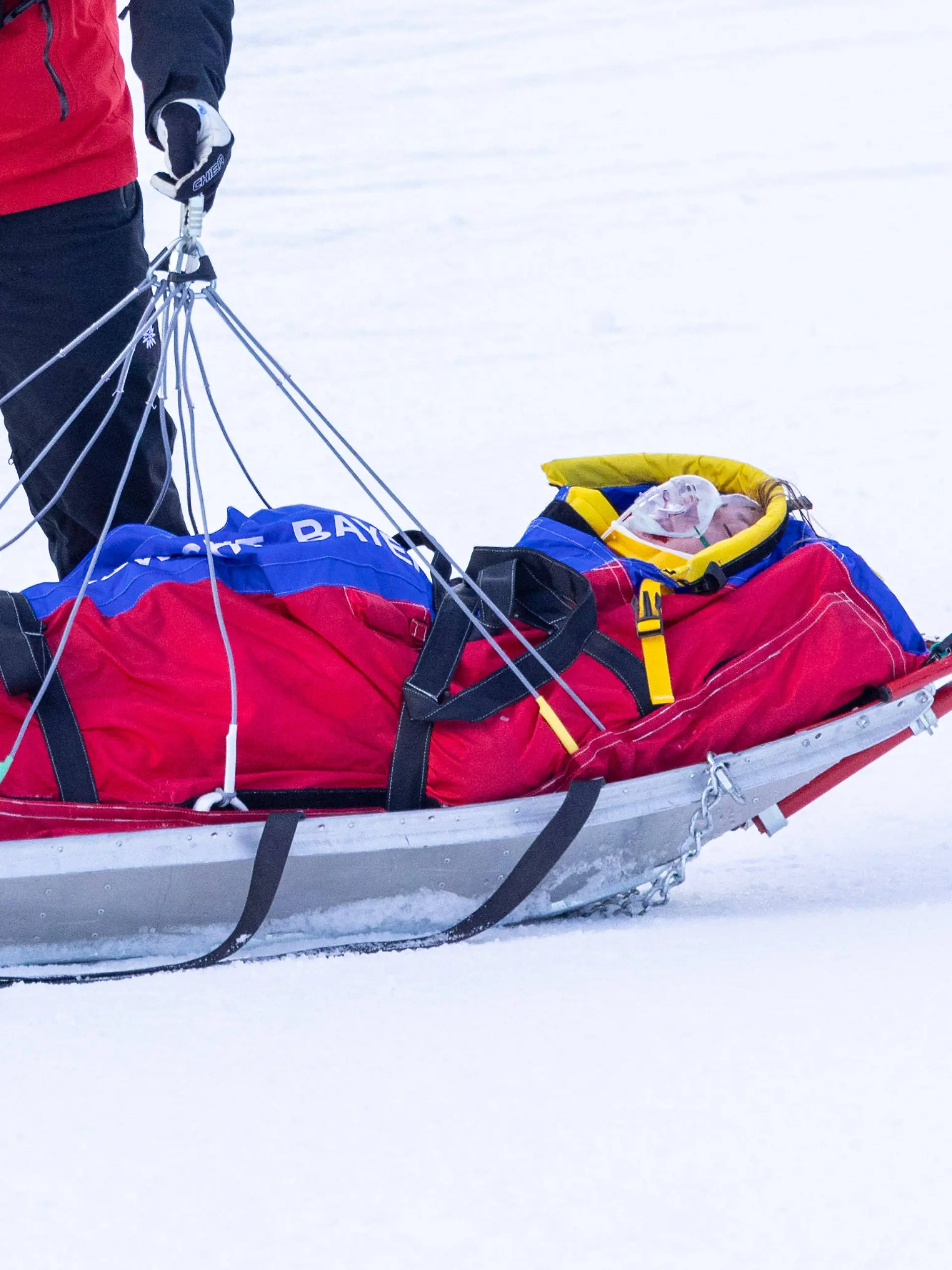 Schwer verletzt liegt Tereza Nova in einem Transportschlitten nach ihrem Trainingssturz in Garmisch-Partenkirchen.