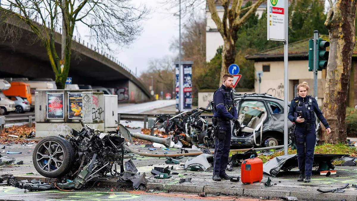 Nach ersten Erkenntnissen der Beamten war das Auto am Vormittag mit überhöhter Geschwindigkeit unterwegs und ins Schleudern geraten.