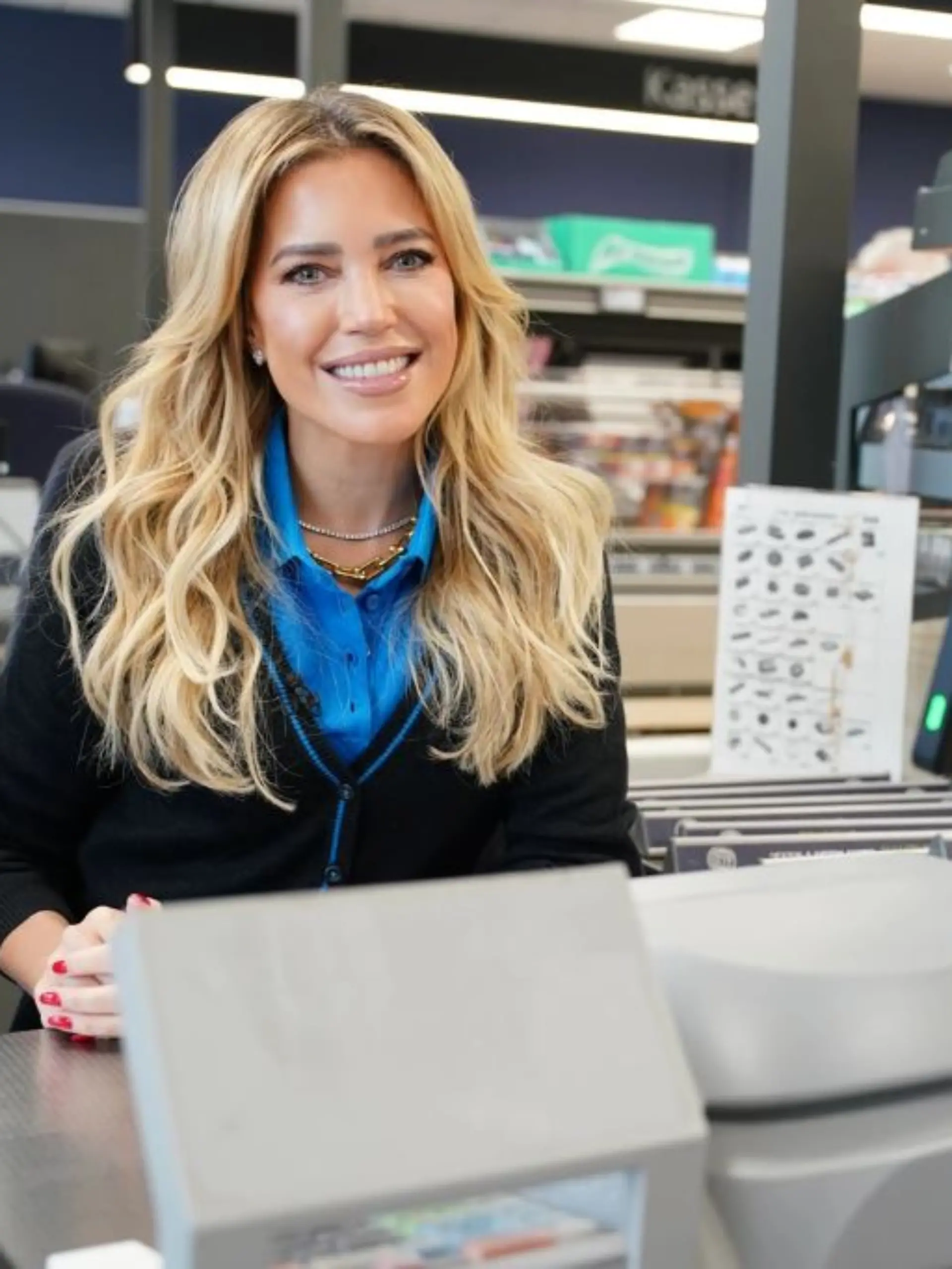 Sylvie Meis an der Kasse von Aldi Süd - für den guten Zweck. 