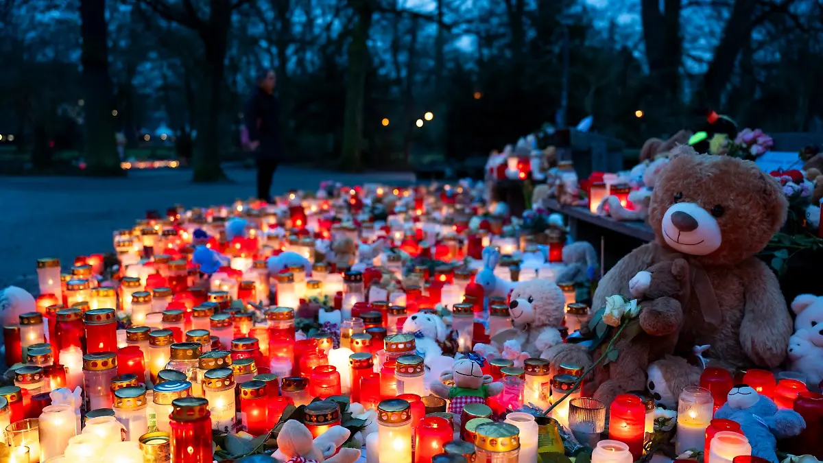 Mit angezündeten Kerzen zeigen die Menschen in Aschaffenburg ihre Trauer.