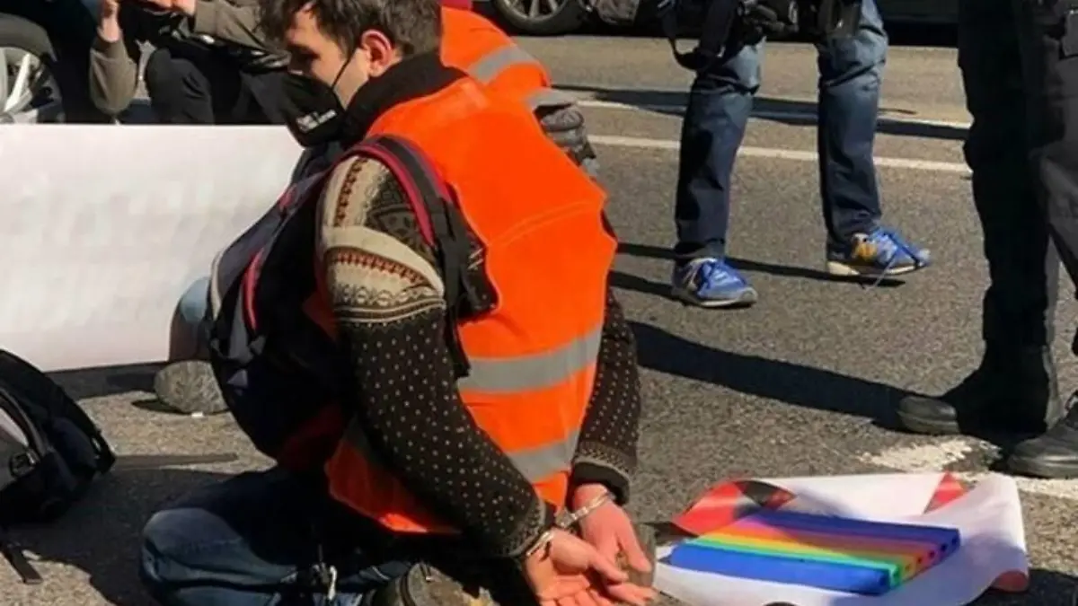 Aktivisten der Letzen Generation werden in Frankfurt festgenommen.