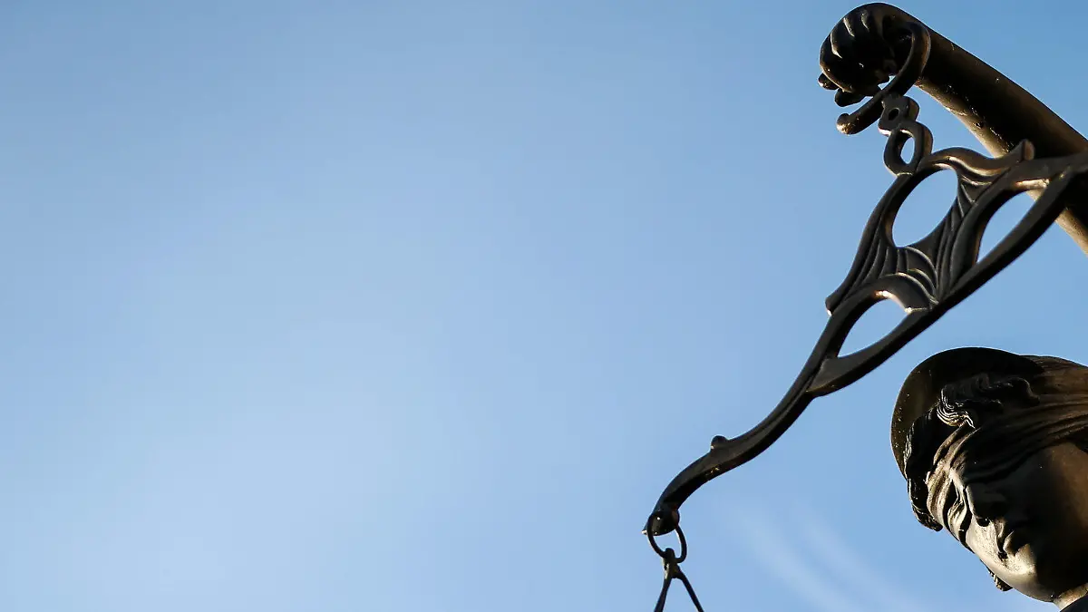 ARCHIV - SYMBOLFOTO - Eine Statue der Justitia hält in Bamberg (Bayern) eine Waage in ihrer Hand, aufgenommen am 09.09.2014. Staatsanwaltschaften und Gerichte in Mecklenburg-Vorpommern haben 2016 zur Abgeltung von Schuld Bußgelder in Höhe von gut 1,1 Millionen Euro verhängt. Rund 800 000 Euro davon gingen an gemeinnützige Vereine im Land. (zu dpa «Bußen für Straftäter - Zwei Drittel des Geldes gingen an Vereine» vom 30.04.2017) Foto: David Ebener/dpa +++(c) dpa - Bildfunk+++
