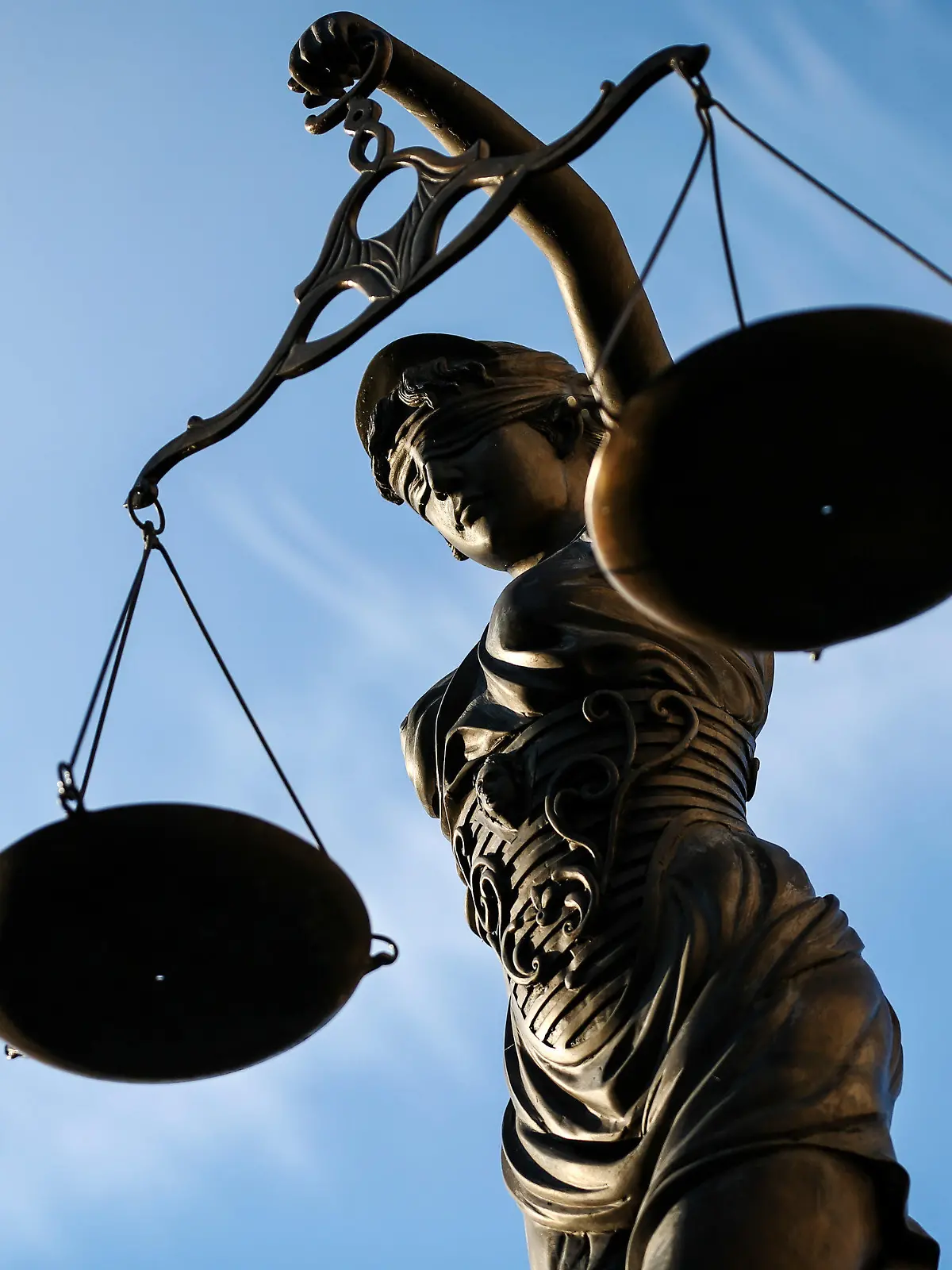 ARCHIV - SYMBOLFOTO - Eine Statue der Justitia hält in Bamberg (Bayern) eine Waage in ihrer Hand, aufgenommen am 09.09.2014. Staatsanwaltschaften und Gerichte in Mecklenburg-Vorpommern haben 2016 zur Abgeltung von Schuld Bußgelder in Höhe von gut 1,1 Millionen Euro verhängt. Rund 800 000 Euro davon gingen an gemeinnützige Vereine im Land. (zu dpa «Bußen für Straftäter - Zwei Drittel des Geldes gingen an Vereine» vom 30.04.2017) Foto: David Ebener/dpa +++(c) dpa - Bildfunk+++