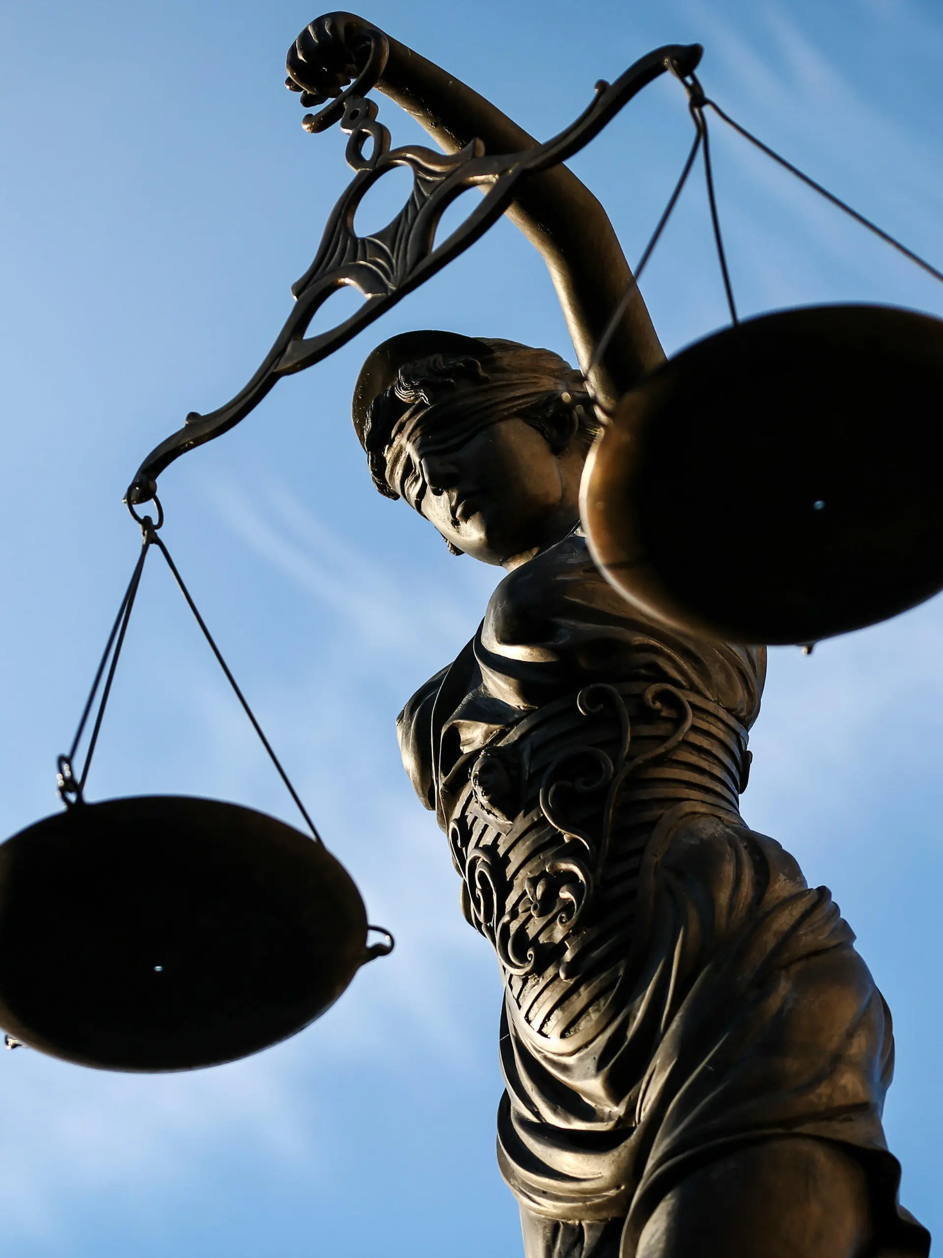 ARCHIV - SYMBOLFOTO - Eine Statue der Justitia hält in Bamberg (Bayern) eine Waage in ihrer Hand, aufgenommen am 09.09.2014. Staatsanwaltschaften und Gerichte in Mecklenburg-Vorpommern haben 2016 zur Abgeltung von Schuld Bußgelder in Höhe von gut 1,1 Millionen Euro verhängt. Rund 800 000 Euro davon gingen an gemeinnützige Vereine im Land. (zu dpa «Bußen für Straftäter - Zwei Drittel des Geldes gingen an Vereine» vom 30.04.2017) Foto: David Ebener/dpa +++(c) dpa - Bildfunk+++