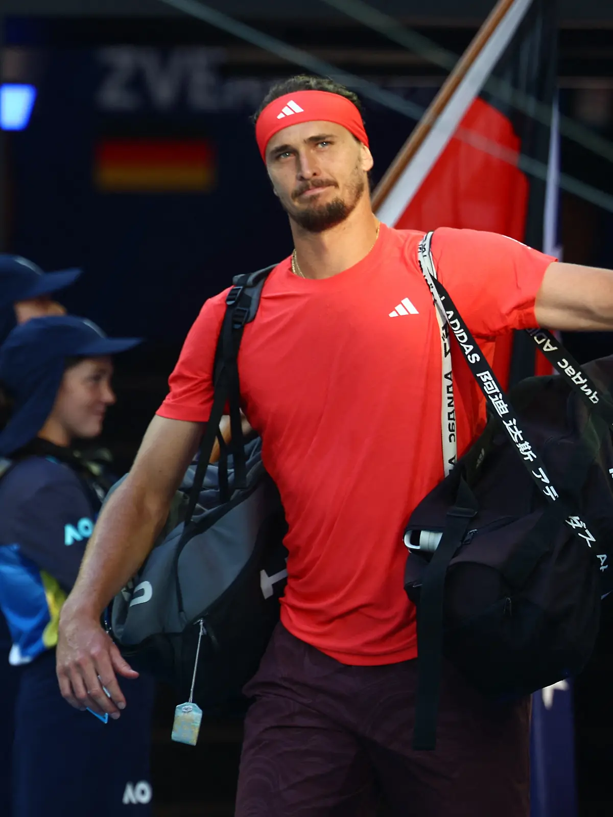 Alexander Zverev betritt die Arena in Melbourne. Krönt der Deutsche im Finale der Autralian Open heute seine Karriere?