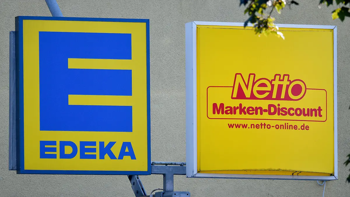 Lebensmitteleinzelhandel am 09.08.2020 in Muenchen. UBz: Die Logos der Lebensmittelhaendler EDEKA und Netto in Muenchen Truderung in der Wasserburger Landstrasse. Die Netto Marken-Discount AG & Co. KG mit Hauptsitz im bayerischen Maxhütte-Haidhof ist ein Lebensmitteldiscounter und seit Juli 2020 ein 100%iges Tochterunternehmen der Edeka Zentrale AG & Co. KG. Symbolbild. Allgemeins Bild. Markenzeichen. Logo. NUR FÜR REDAKTIONELLE VERWENDUNG. FOR EDITORIAL USE ONLY.