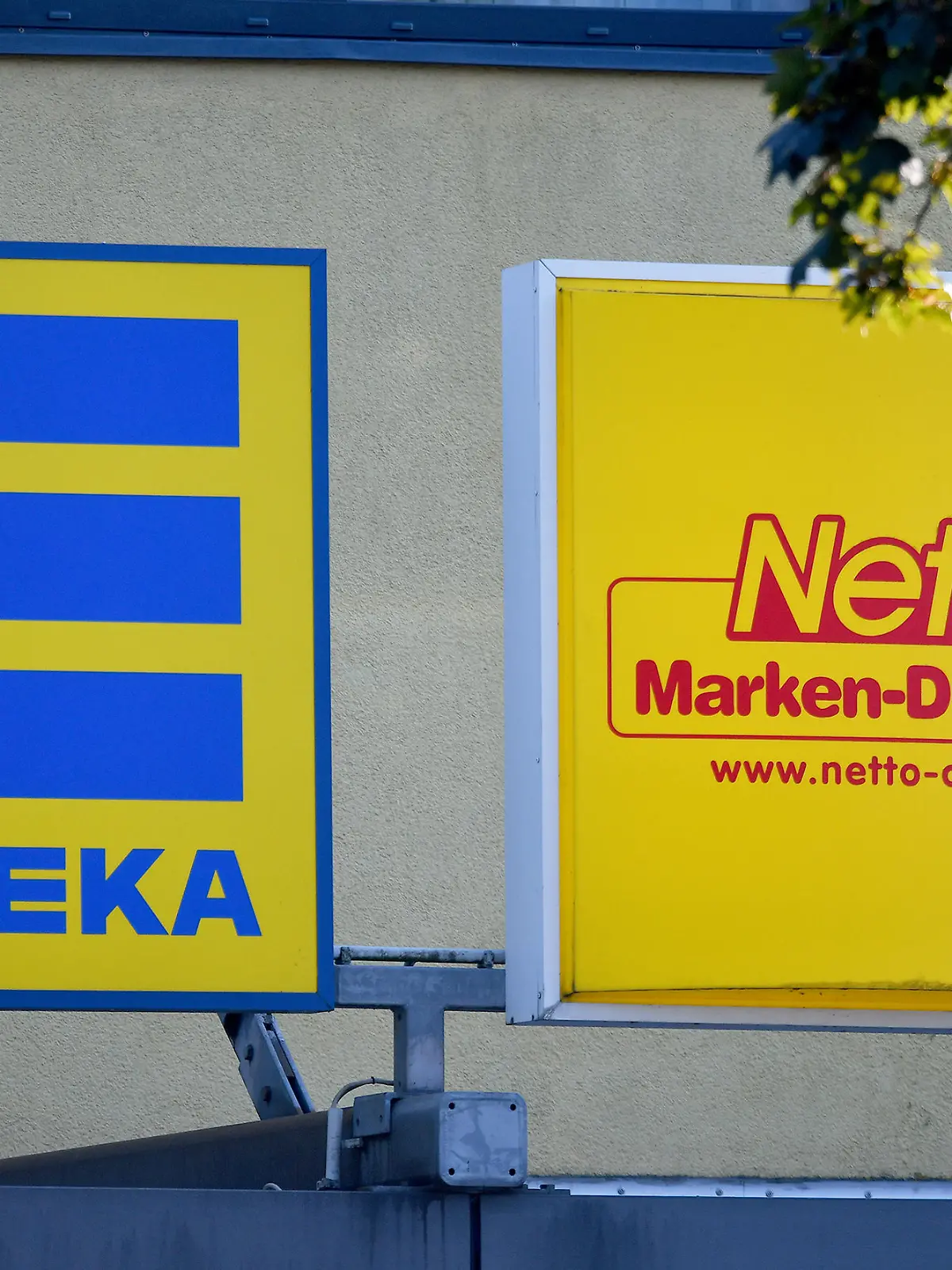 Lebensmitteleinzelhandel am 09.08.2020 in Muenchen. UBz: Die Logos der Lebensmittelhaendler EDEKA und Netto in Muenchen Truderung in der Wasserburger Landstrasse. Die Netto Marken-Discount AG & Co. KG mit Hauptsitz im bayerischen Maxhütte-Haidhof ist ein Lebensmitteldiscounter und seit Juli 2020 ein 100%iges Tochterunternehmen der Edeka Zentrale AG & Co. KG. Symbolbild. Allgemeins Bild. Markenzeichen. Logo. NUR FÜR REDAKTIONELLE VERWENDUNG. FOR EDITORIAL USE ONLY.