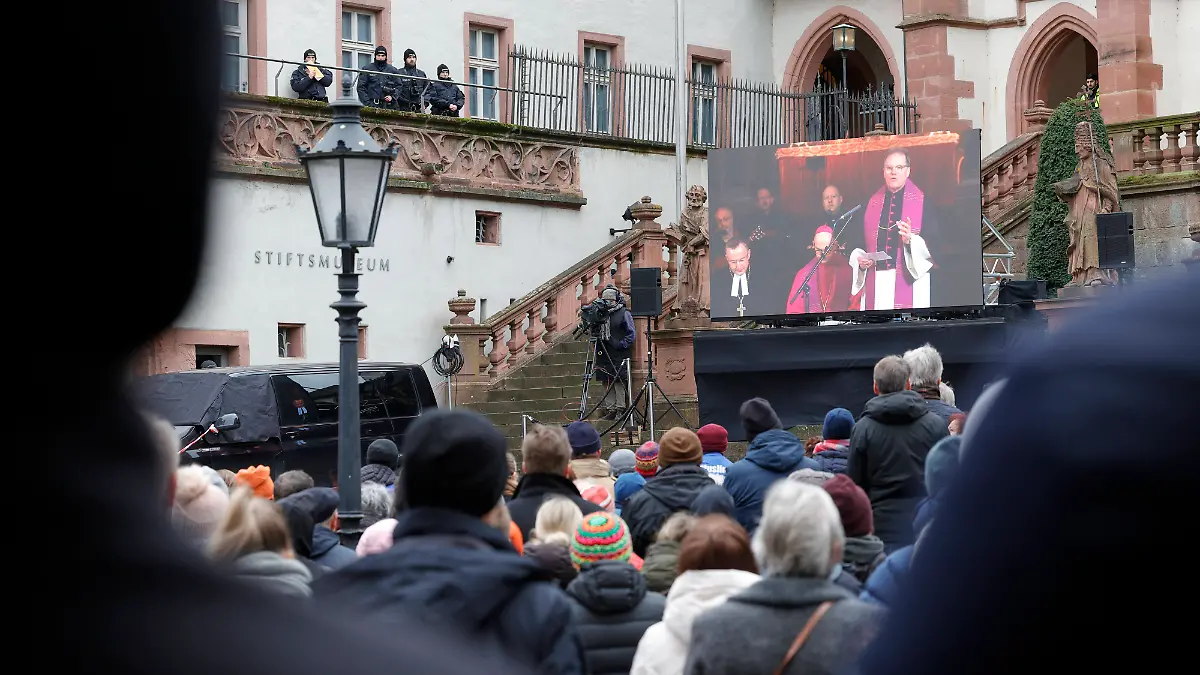 Ökumenischer Trauergottesdienst in der Stiftskirche St. Peter und Alexander mit Bundesinnenministerin Nancy Faeser, Ministerpräsident Markus Söder, dem Würzburger Bischof Franz Jung, dem evangelischen Landesbischof Christian Kopp und Oberbürgermeister Jürgen Herzing für die Opfer der tödlichen Messerattacke im Park Schöntal. 