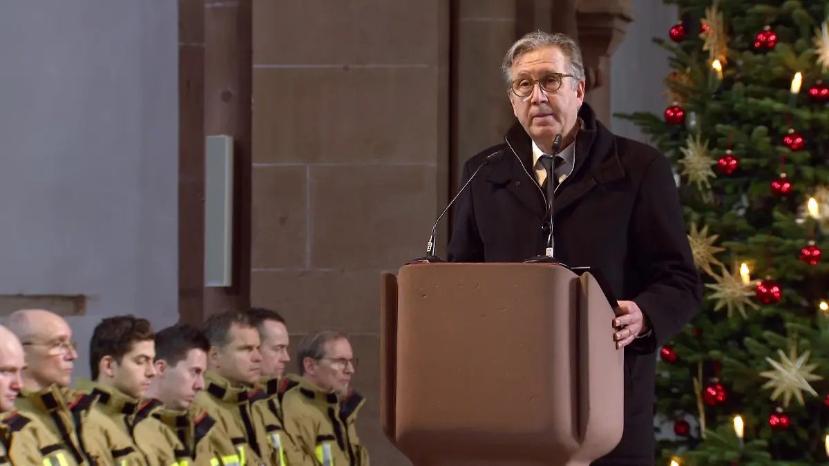 Aschaffenburgs Oberbürgermeister Jürgen Herzig (SPD) bei seiner Anspache in der Kirche.