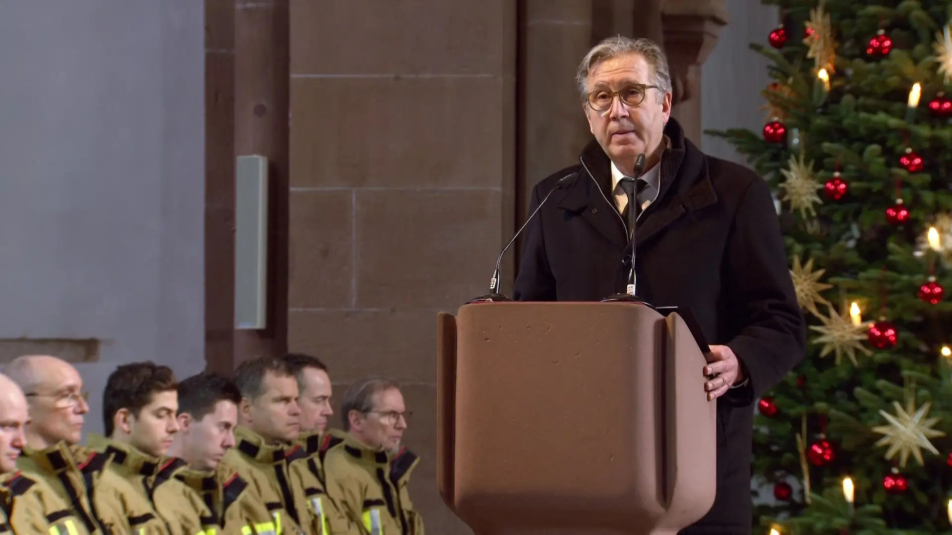 Aschaffenburgs Oberbürgermeister Jürgen Herzig (SPD) bei seiner Anspache in der Kirche.