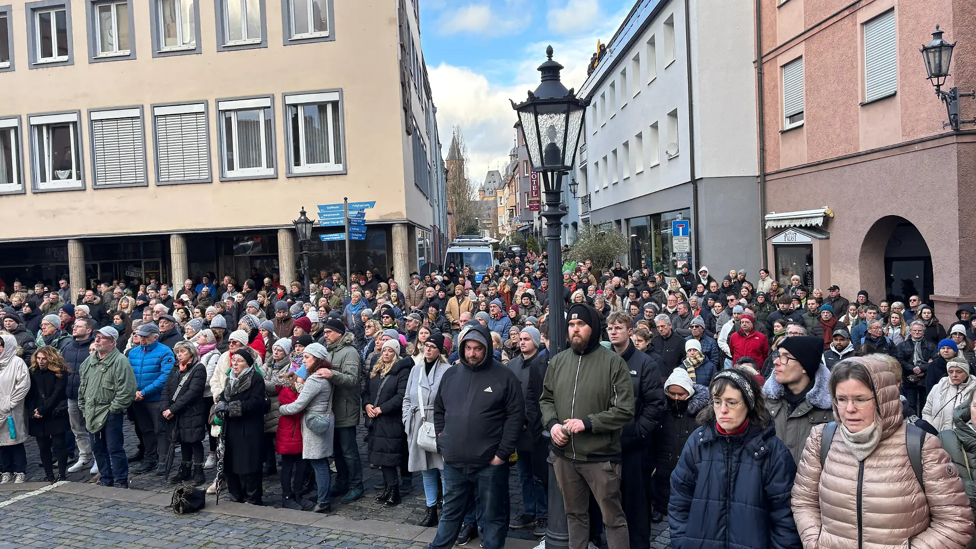 Hunderte Aschaffenburger gedenken der Opfer der brutalen Messer-Attacke eines Afghanen (28).