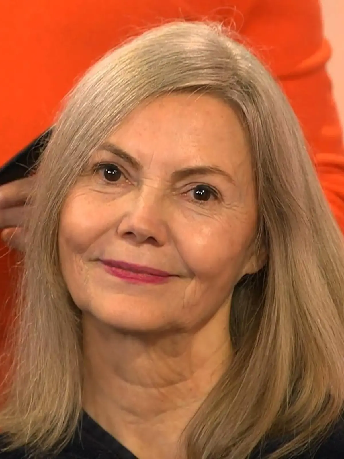 Zuschauerin Barbara bekommt live im TV-Studio einen Pixie verpasst. 