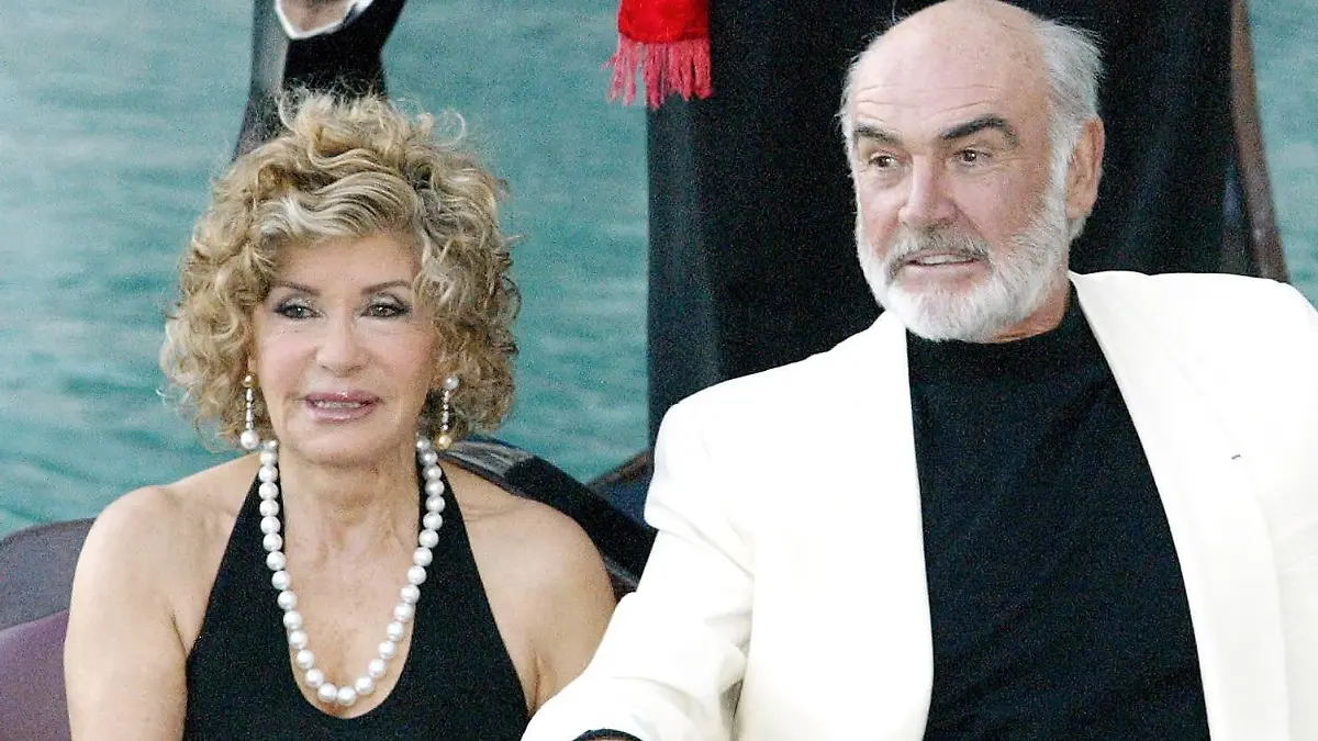  Schauspieler Sean Connery GBR mit Ehefrau Micheline Roquebrune FRA/Malerin anlässlich der Premiere von - Die Liga der außergewöhnlichen Gentlemen - in Las Vegas - PUBLICATIONxINxGERxSUIxAUTxHUNxONLY - lvp2003063008