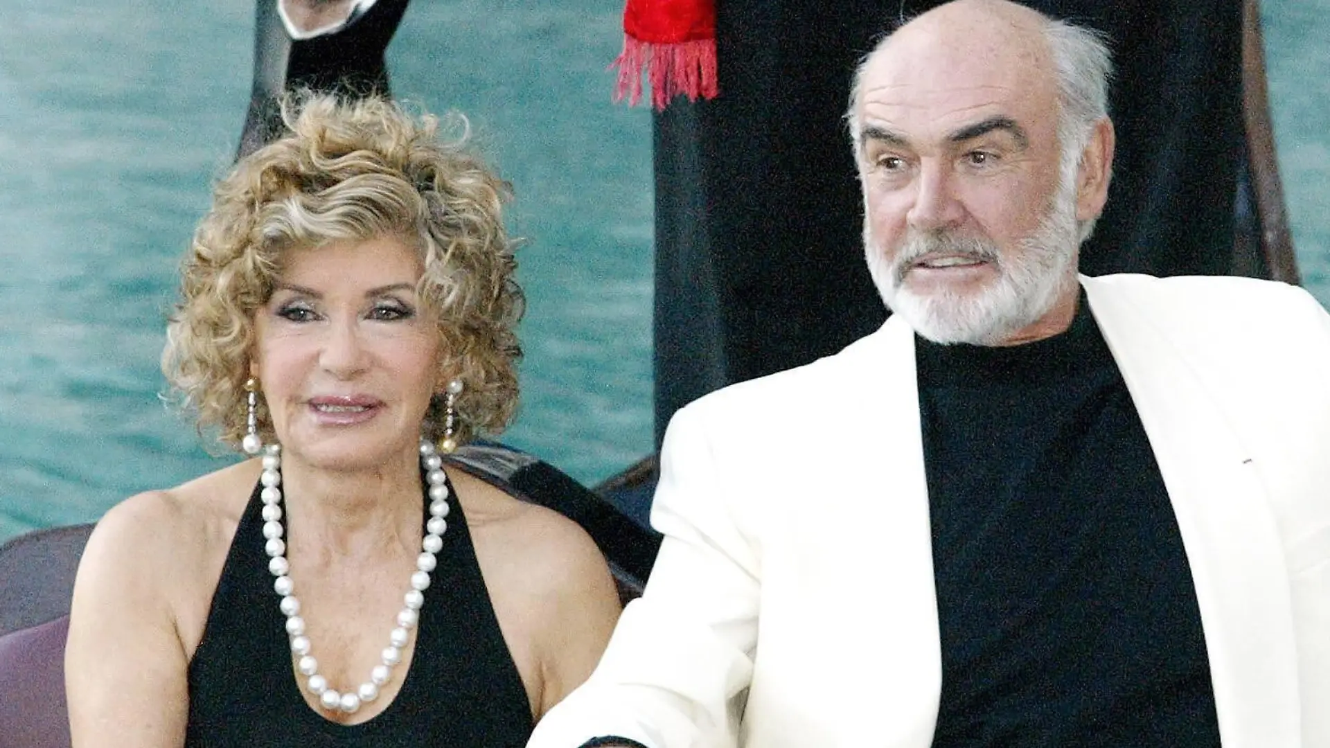  Schauspieler Sean Connery GBR mit Ehefrau Micheline Roquebrune FRA/Malerin anlässlich der Premiere von - Die Liga der außergewöhnlichen Gentlemen - in Las Vegas - PUBLICATIONxINxGERxSUIxAUTxHUNxONLY - lvp2003063008