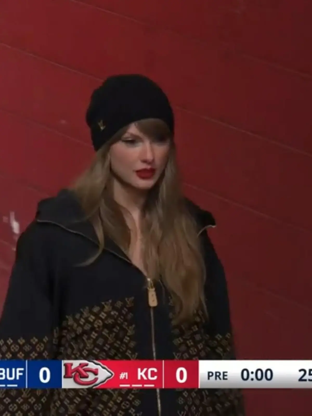 Bild zu: "Taylor Swift mit cooler Louis-Vuitton-Jacke im Stadion!"