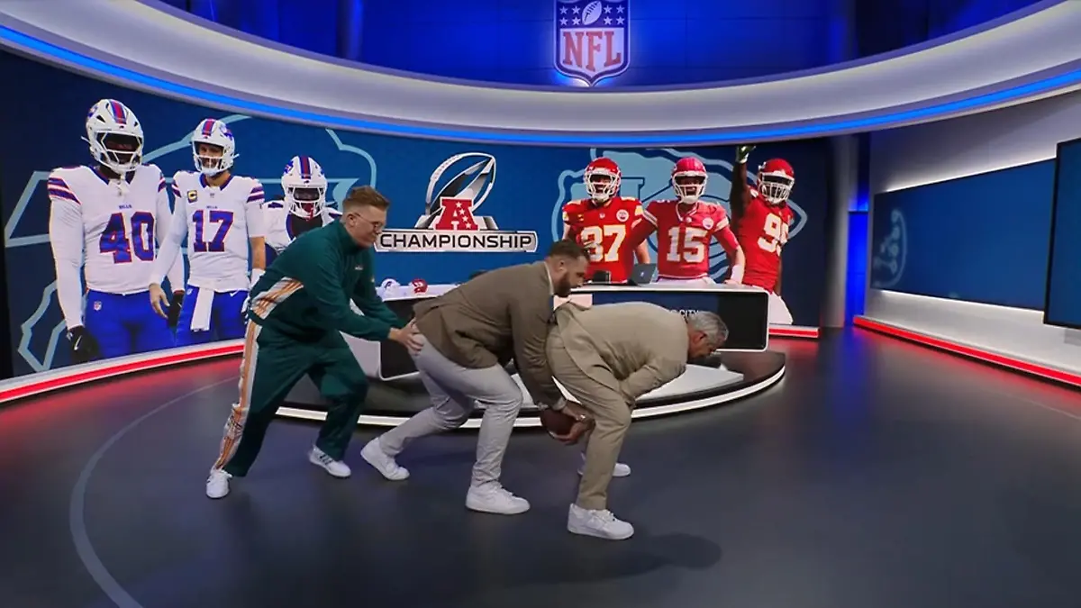 Im Studio: Plötzlich viel Körperkontakt - mit Popo-Berührung NFL-Halbfinale bei RTL