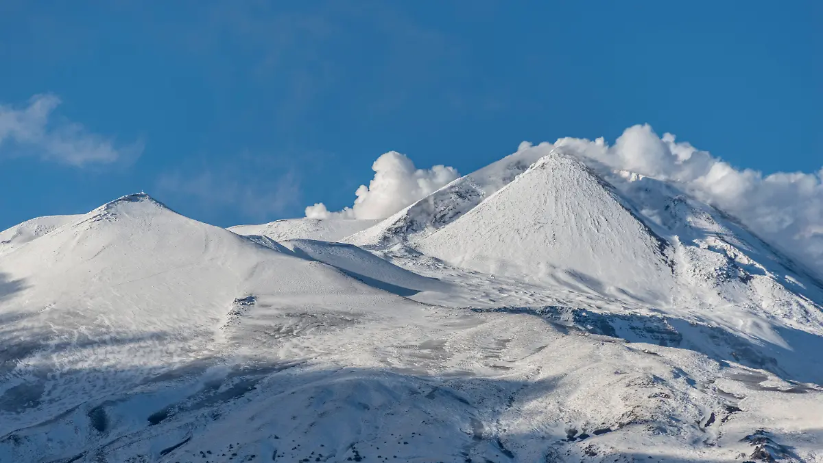 Schnee bedeckt die Südseite des Vulkans Ätna im Osten Siziliens.