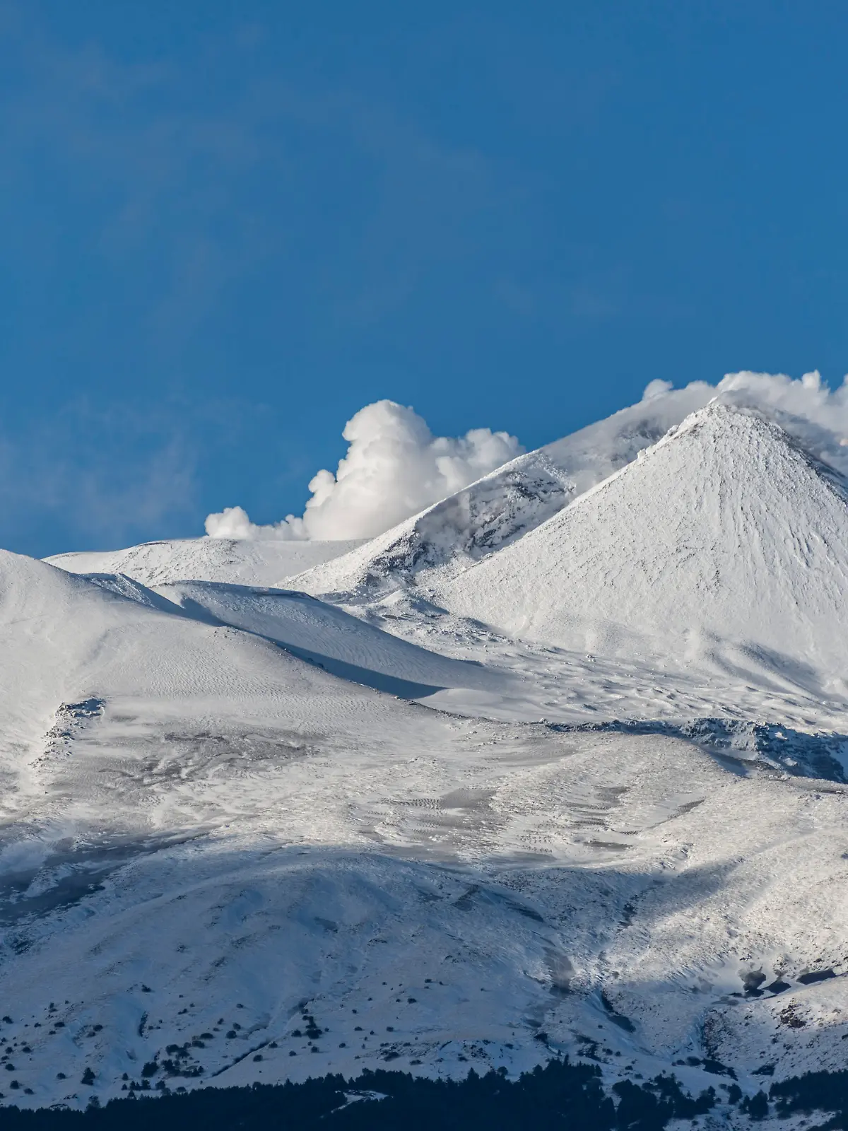  Schnee bedeckt die Südseite des Vulkans Ätna im Osten Siziliens.