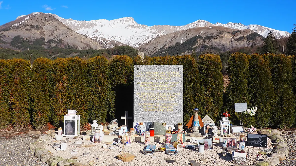 Gedenktafel mit Inschriften in vier Sprachen erinnert an den Flugzeugabsturz. Am 24.03.2015 zerschellte der Germanwings-Airbus mit der Flugnummer 4U9525 an einem Berg in den Alpen. 150 Menschen starben. 