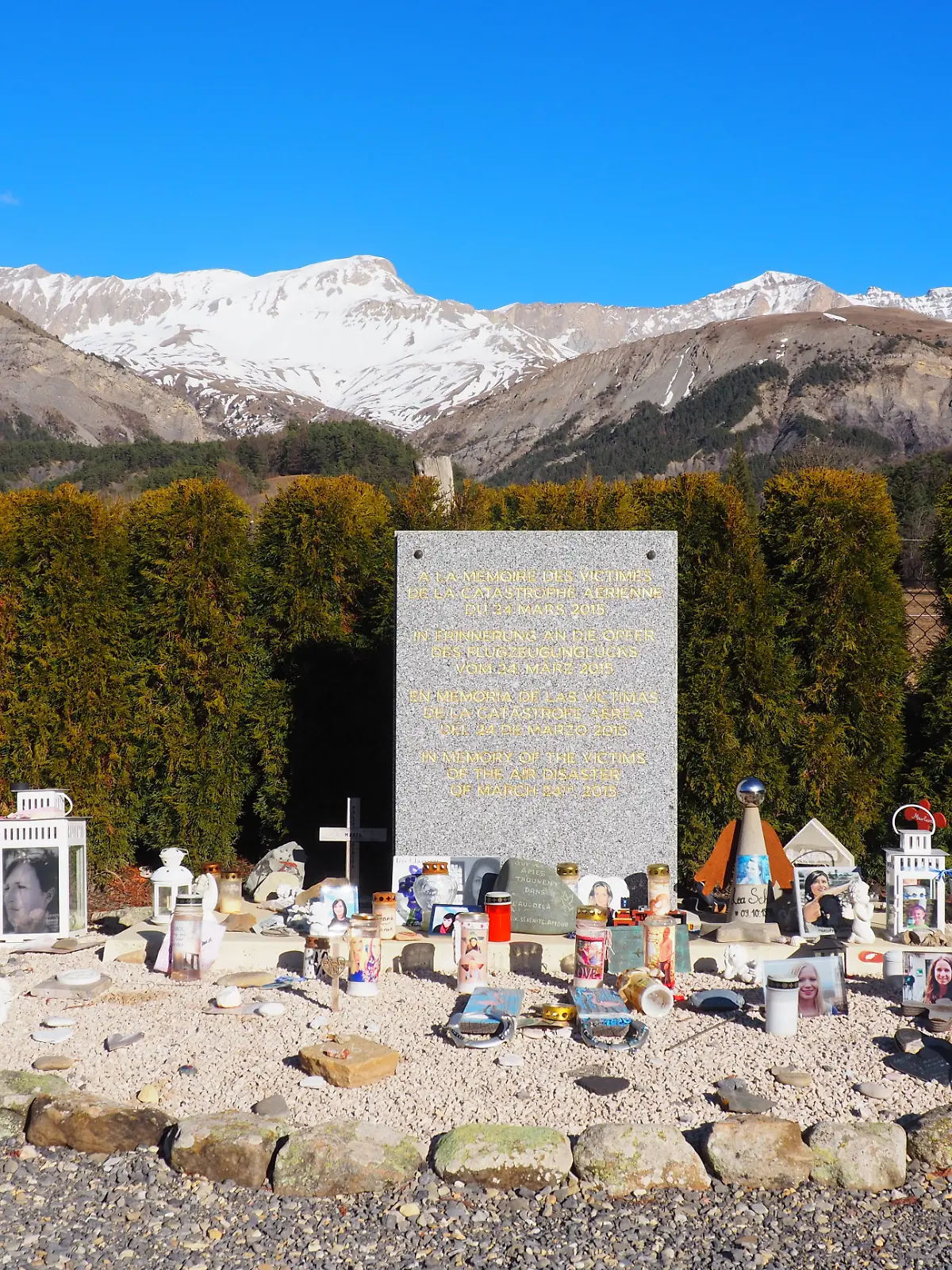 Gedenktafel mit Inschriften in vier Sprachen erinnert an den Flugzeugabsturz. Am 24.03.2015 zerschellte der Germanwings-Airbus mit der Flugnummer 4U9525 an einem Berg in den Alpen. 150 Menschen starben. 