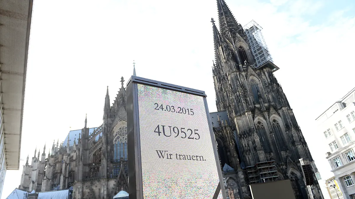 Offizielle Trauerfeier für Germanwings-Opfer im Kölner Dom am 17.04.2015 in Köln Eine Dispotafel mit der Aufschrift „4U9525 Wir trauern.” erinnert am 17.04.2015 in Köln (Nordrhein-Westfalen) vor dem Dom an die Opfer des Absturzes des Germanwings-Fluges. Bei dem Flugzeugabsturz in den französischen Alpen waren am 24. März 150 Menschen ums Leben gekommen Foto: Revierfoto