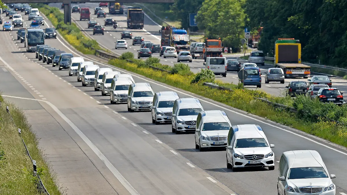 Konvoi von Leichenwagen auf der Autobahn bei Duisburg im Juni 2015 