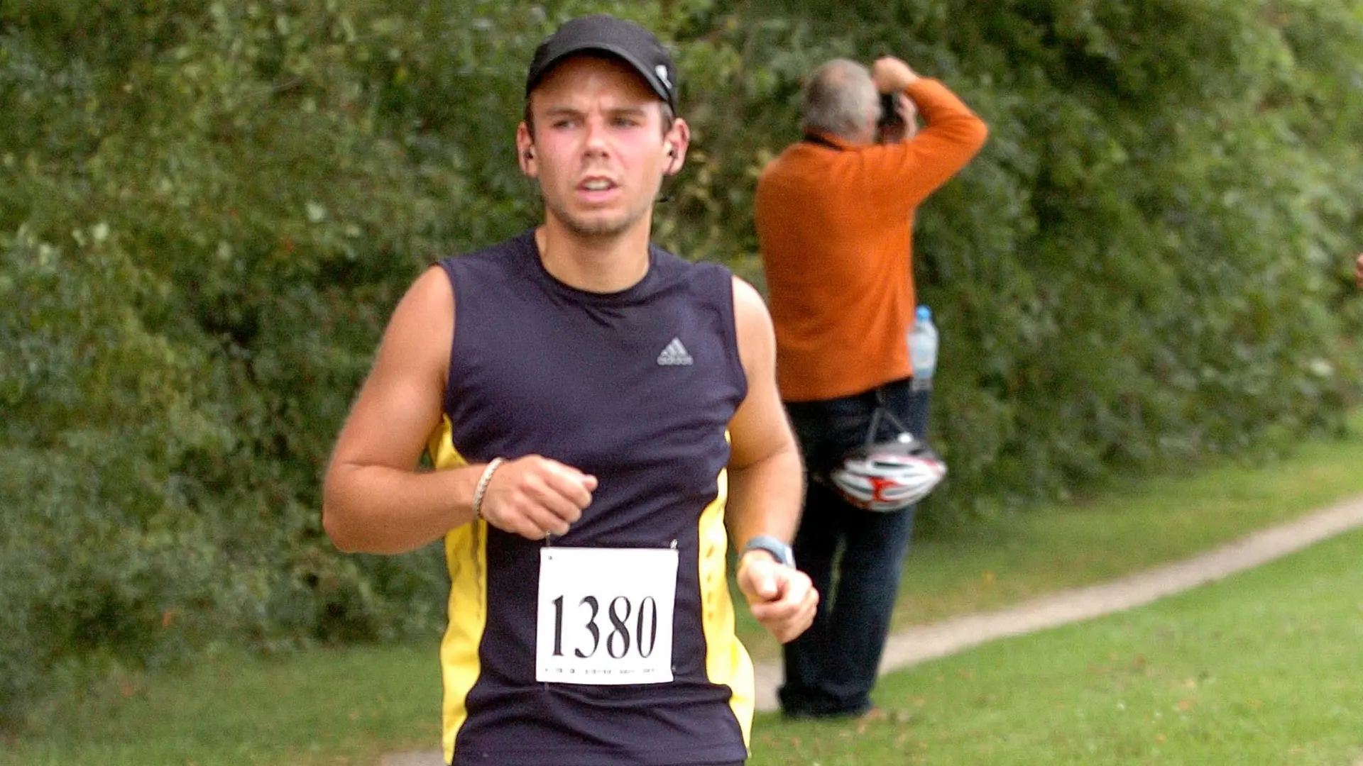 dpatopbilder - Eine Aufnahme von 13.09.2009 zeigt Andreas Lubitz auf der Strecke beim Aerportrace in Hamburg. Der heute 27-jährige Copilot des Germanwings-Fluges 4U 9525 soll nach bisherigem Erkenntnisstand die Germanwings-Maschine mit Vorsatz zum Absturz gebracht haben. 