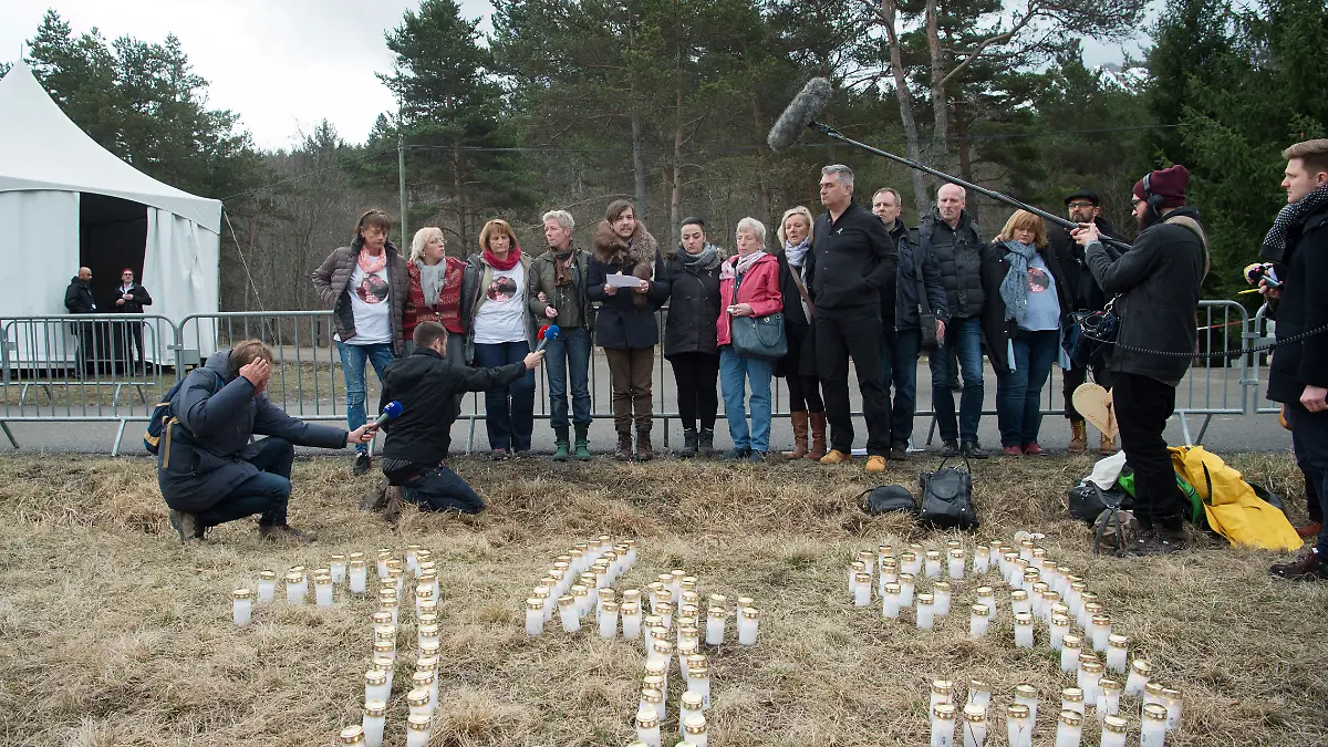 Deutsche Verwandte und Freunde von Opfern des Germanwings-Absturzes sprechen am 24.03.2017 in Le Vernet, Frankreich mit Journalisten, nachdem sie die Zahl 149 mit Kerzen geformt haben