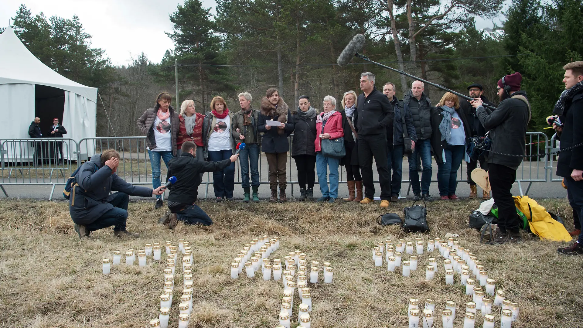 Deutsche Verwandte und Freunde von Opfern des Germanwings-Absturzes sprechen am 24.03.2017 in Le Vernet, Frankreich mit Journalisten, nachdem sie die Zahl 149 mit Kerzen geformt haben