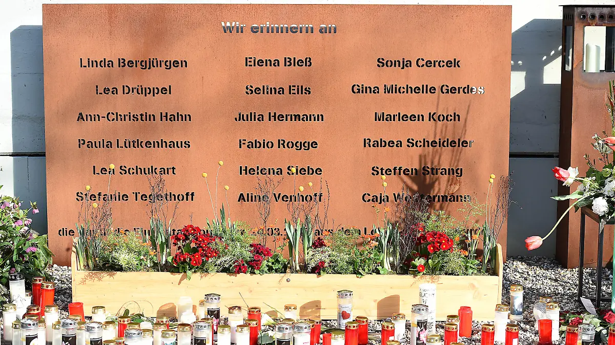 Gedenkstätte für Germanwings-Absturzopfer am 25.03.2017 an dem Joseph-König-Gymnasium in Haltern am See Die Gedenkstätte der Absturzopfer des Fluges 4U9525. 16 Schüler und zwei Lehrkräfte des Joseph-König-Gymnasiums in Haltern befanden sich an Bord der Germanwings-Maschine, die am 24.03.2015 auf dem Weg von Barcelona nach Düsseldorf in den französischen Alpen abgestürzt war. Foto: Revierfoto