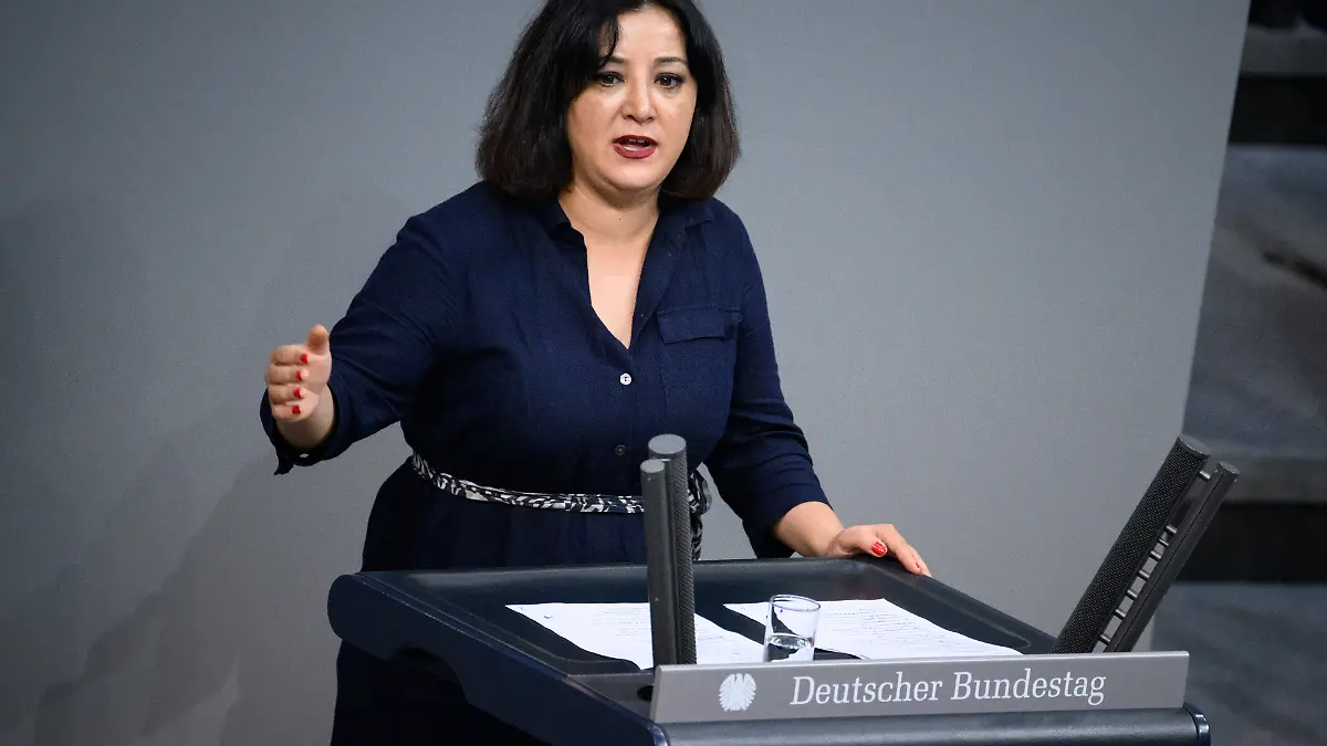 Die Politikerin Gökay Akbulut (Die Linke) wurde am Samstag (25. Januar) in einem Zug mit einer Flasche attackiert.