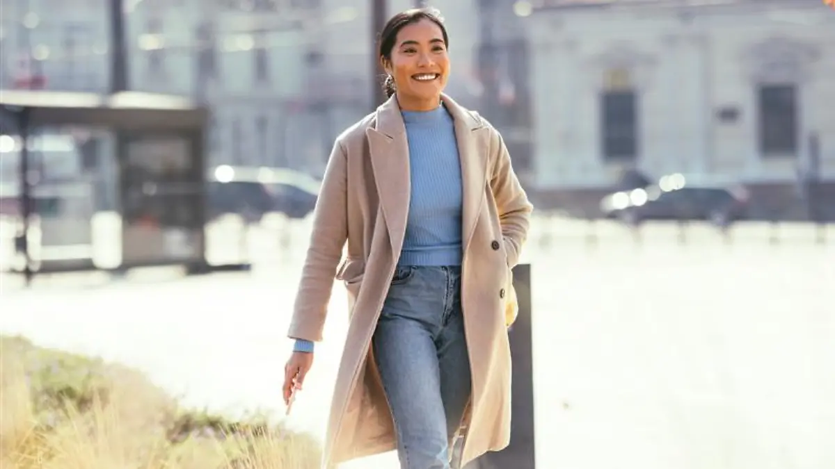 Kleine Frau in schickem Wollmantel in A-Linie.