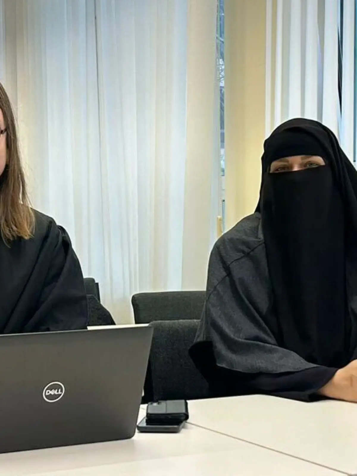Eine Frau (rechts im Bild) möchte beim Autofahren ihr Gesicht verhüllen, die Straßenverkehrsverordnung aber verbietet das. Ob es in ihrem Fall eine Ausnahme gibt, will am Montag das Verwaltungsgericht Berlin entscheiden.