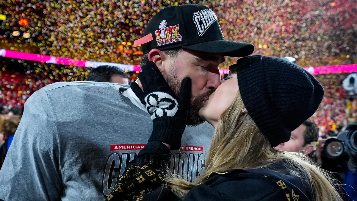 Taylor Swift knutscht Travis Kelce.