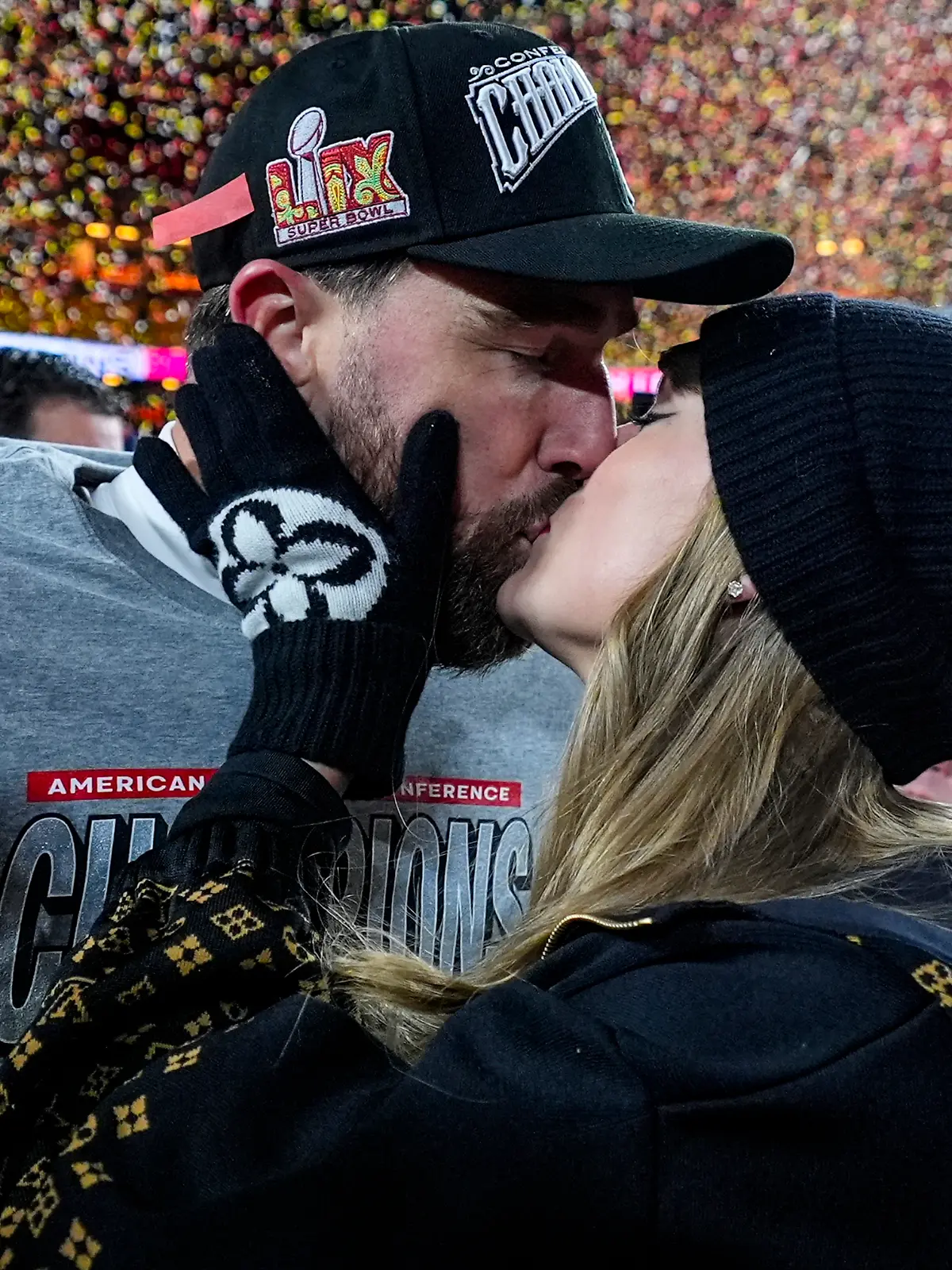 Taylor Swift knutscht Travis Kelce.