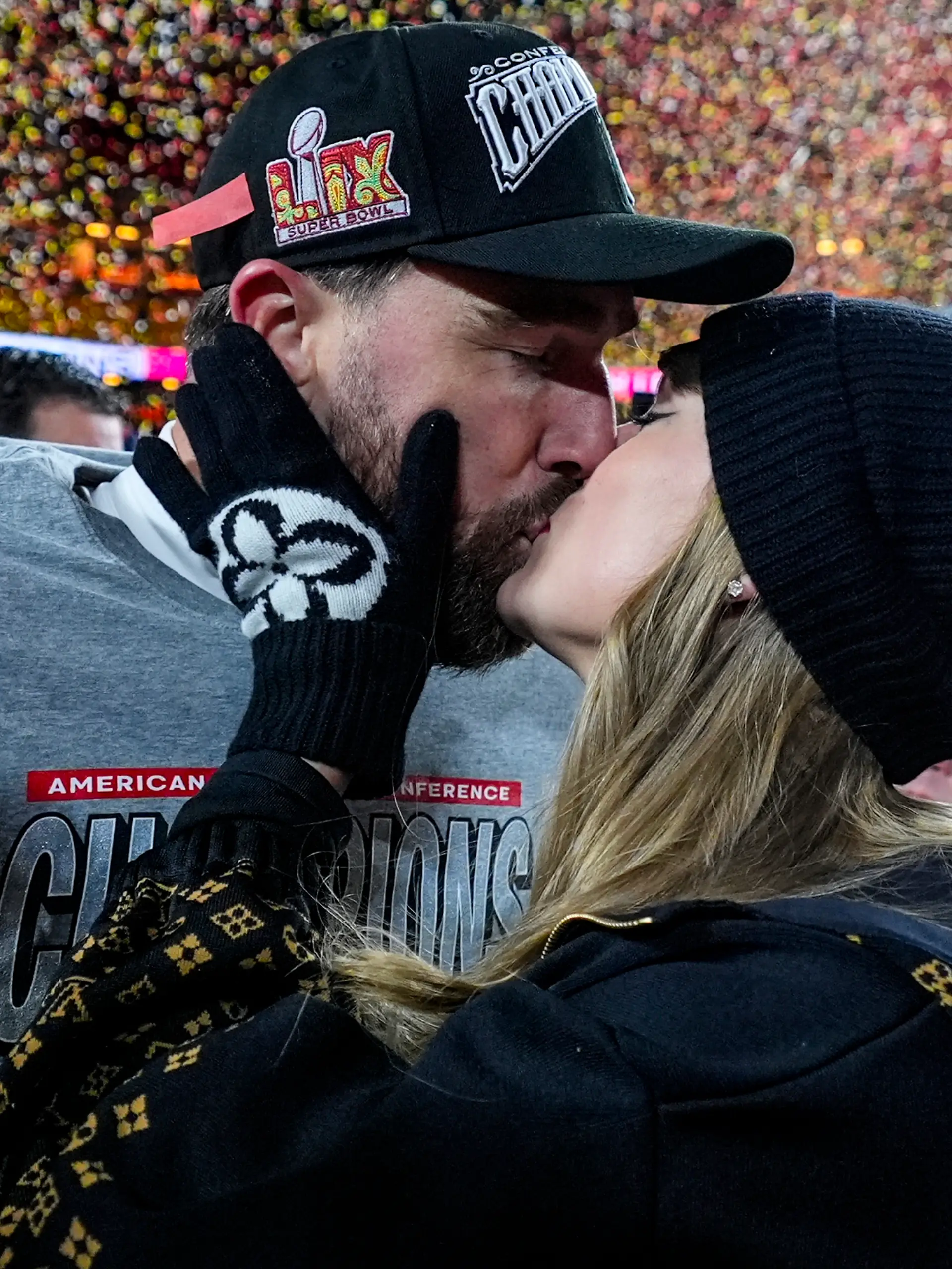 Taylor Swift knutscht Travis Kelce.