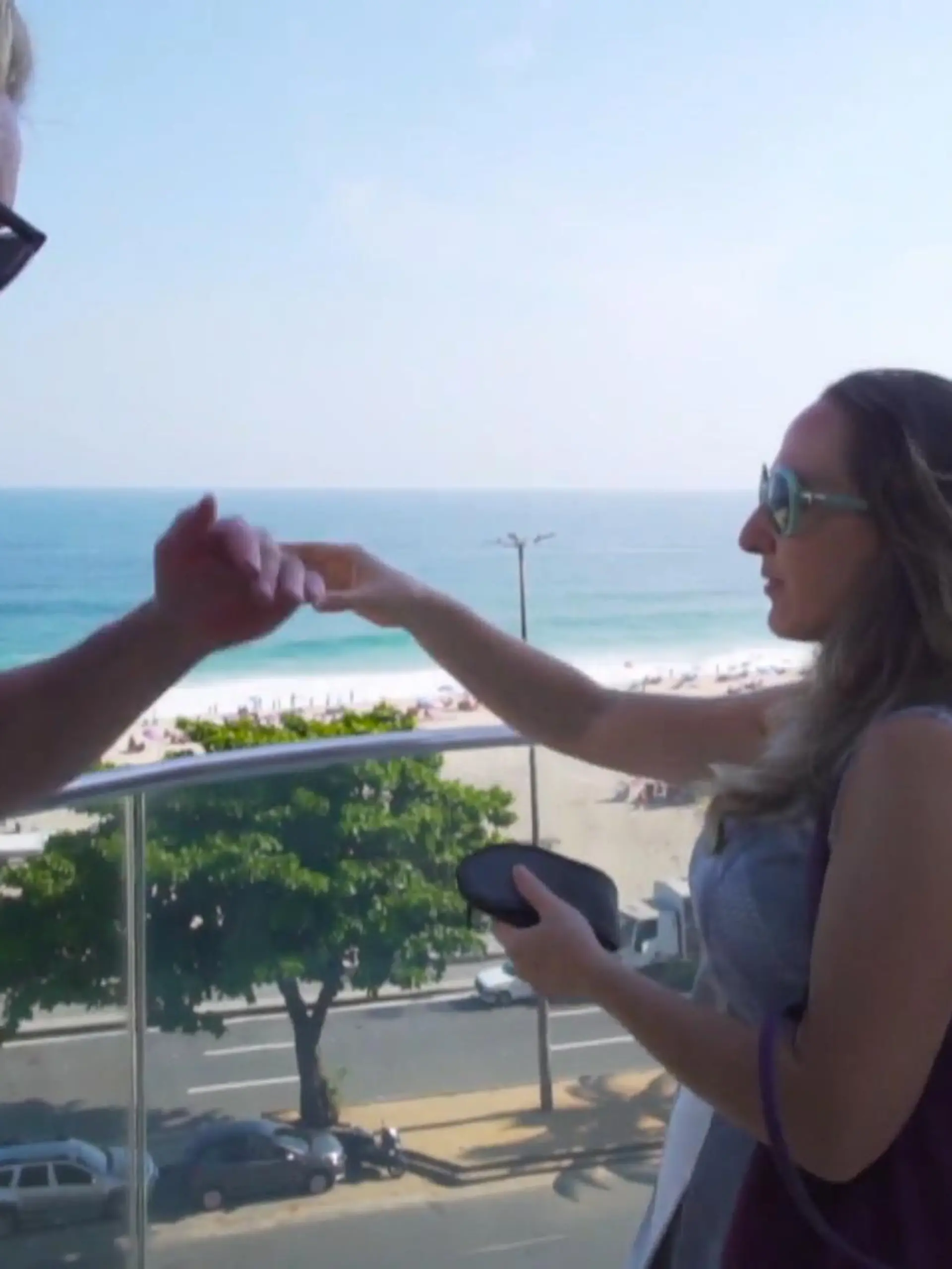 Hier prallen Arm und Reich aufeinander – Aachenerin Selva ist die gefragteste Luxusmaklerin in Rio de Janeiro. Doch die Stadt gilt als eine der gefährlichsten Städte der Welt! Hier leben Superreiche und Menschen in extremer Armut unmittelbar nebeneinander. Anja Heck begleitet Selva zwischen Traumstrand und Kriminalität und zeigt wie sie den Menschen etwas zurück gibt.