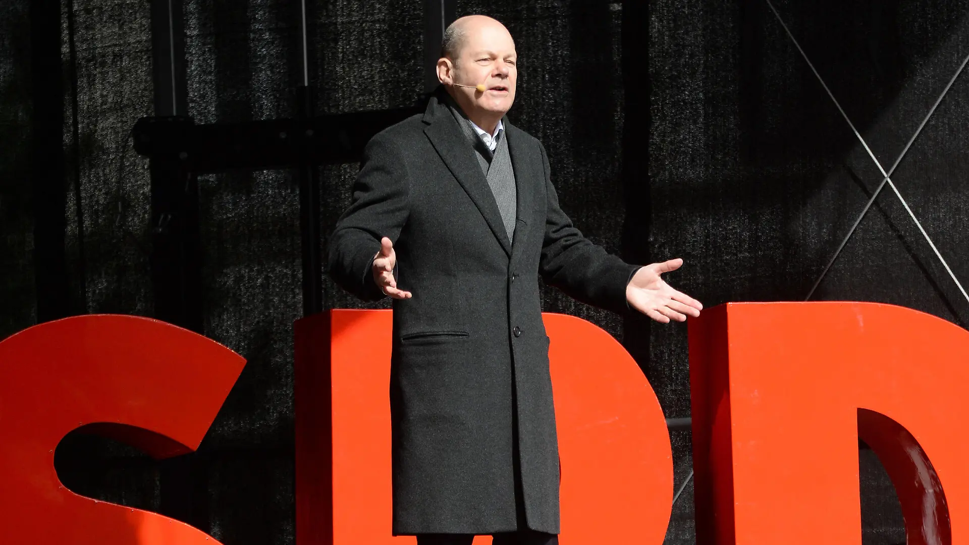  Bundeskanzler Olaf Scholz besucht im Rahmen des Landtagswahlkampfes in Schleswig Holstein eine Veranstaltung der SPD auf dem Koberg in Lübeck. Gemeinsam mit dem Spitzenkandidaten der Thomas Losse-Müller, Spitzenkandidat der SPD Schleswig-Holstein und der stellv. SPD-Vorsitzenden, Landes- und Fraktionsvorsitzenden der SPD Schleswig-Holstein, Serpil Midyatli. Lübeck, 09.04.2022 Olaf Scholz auf Wahlkampftour der SPD in Lübeck, Lübeck Schleswig-Holstein Deutschland Lübeck *** Chancellor Olaf Scholz visits an event of the SPD on the Koberg in Lübeck in the context of the state parliament election campaign in Schleswig Holstein Together with the top candidate of the Thomas Losse Müller, top candidate of the SPD Schleswig Holstein and the de