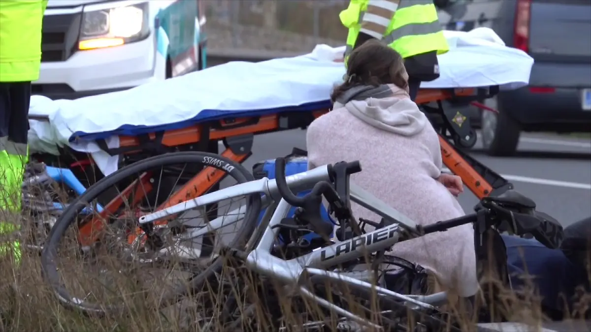 Die Radsportler werden am Straßenrand versorgt.