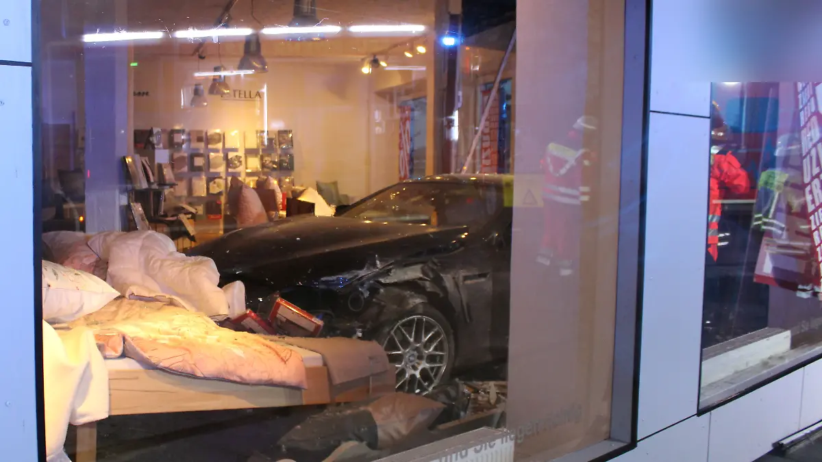 Der Fahrer eines BMW verlor die Kontrolle über seinen Wagen und krachte in ein Bettengeschäft.