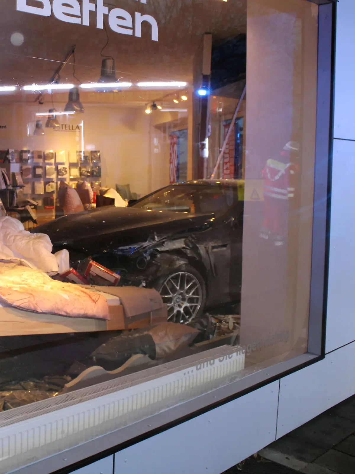 Der Fahrer eines BMW verlor die Kontrolle über seinen Wagen und krachte in ein Bettengeschäft.