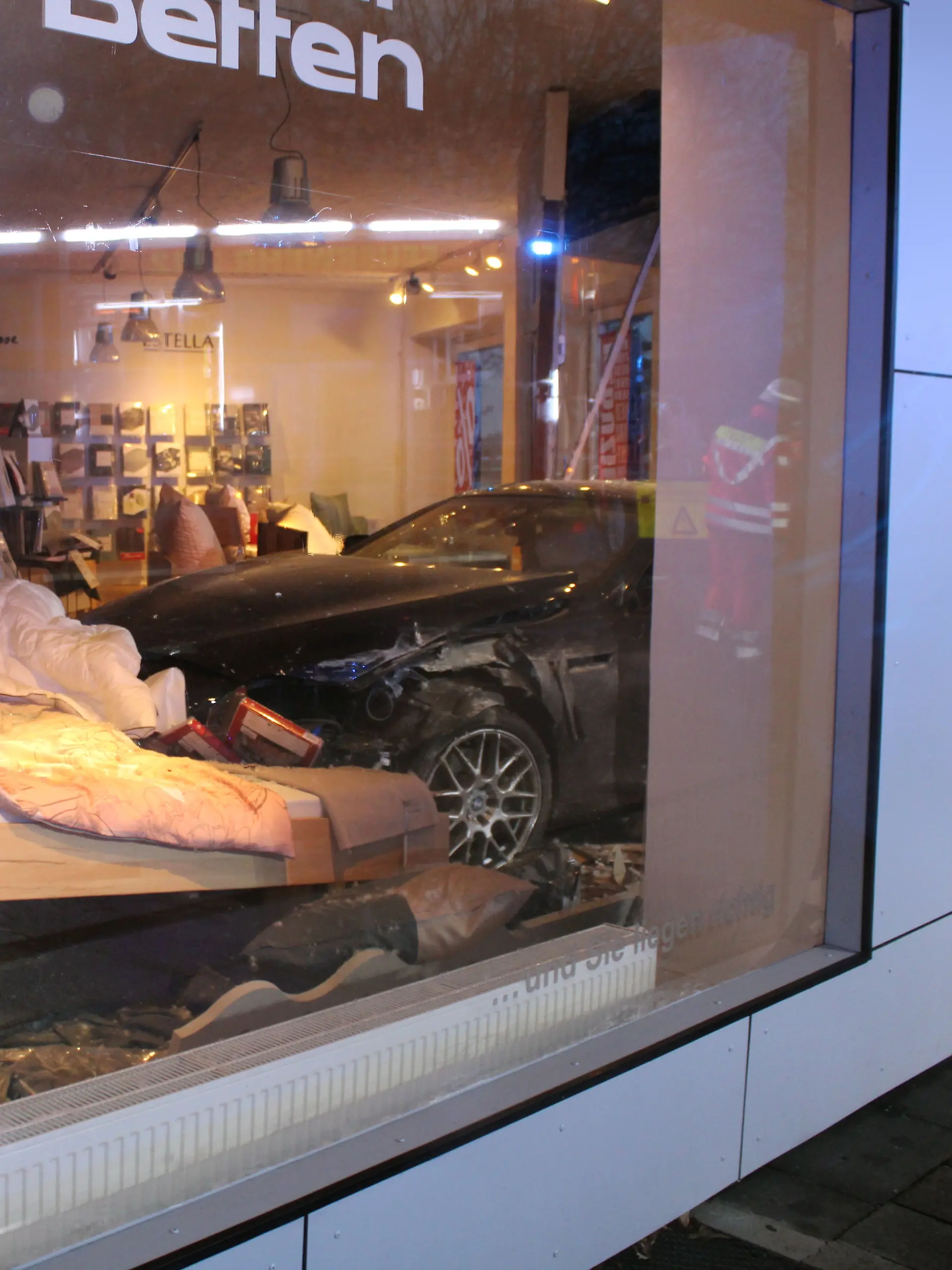 Der Fahrer eines BMW verlor die Kontrolle über seinen Wagen und krachte in ein Bettengeschäft.