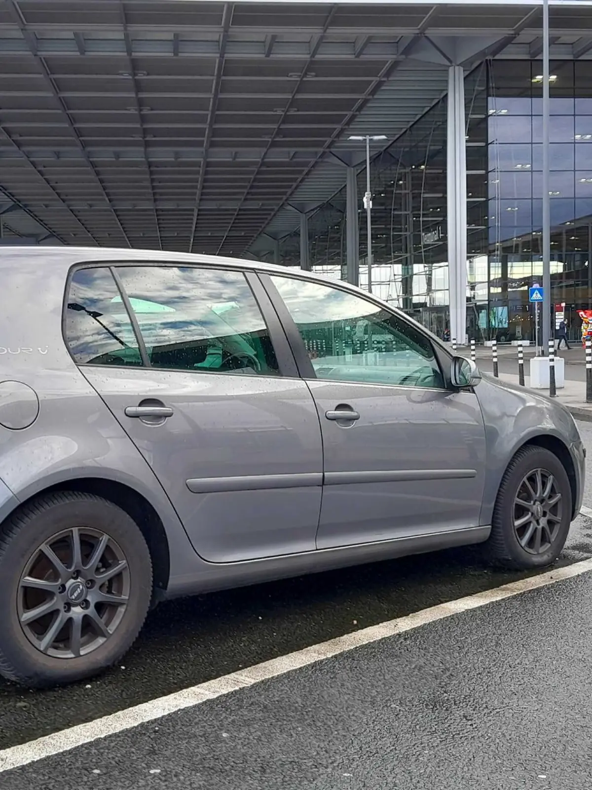Bild zu: "VW Golf nach einem Jahr auf Kurzzeitparkplatz abgeschleppt – doch Rätsel um Dauerparker geht weiter"