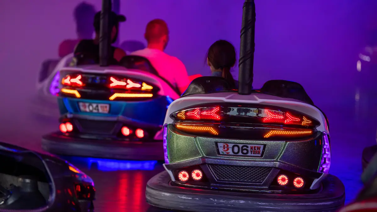 Personen fahren im „Novesia Fun Park“ mit dem Autoscooter. Die größte Pop-up-Kirmes in Nordrhein-Westfalen in Neuss, hat seit Freitag geöffnet.