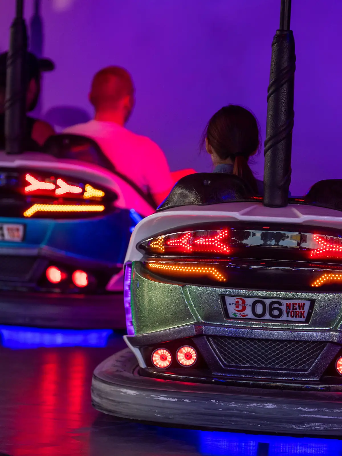 Personen fahren im „Novesia Fun Park“ mit dem Autoscooter. Die größte Pop-up-Kirmes in Nordrhein-Westfalen in Neuss, hat seit Freitag geöffnet.