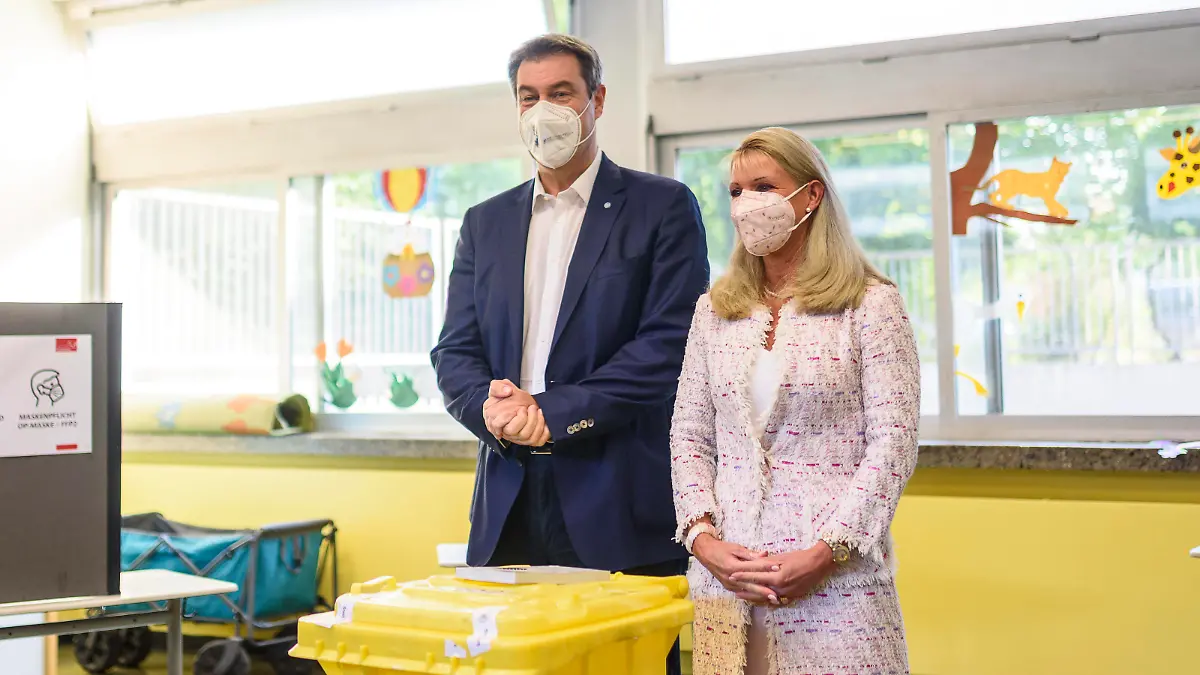  Markus Söder mit Ehefrau Karin Baumüller-Söder bei der Stimmabgabe zur Bundestagswahl 2021 in der Grundschule Theodor-Billroth-Schule. Nürnberg, 26.09.2021 *** Markus Söder with wife Karin Baumüller Söder casting his vote for the 2021 federal election at the Theodor Billroth School Nuremberg primary school, 26 09 2021 Foto:xD.xAnoraganingrumx/xFuturexImage