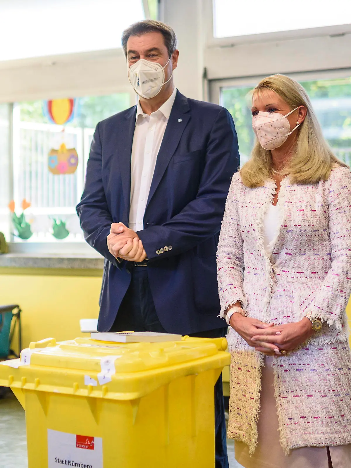  Markus Söder mit Ehefrau Karin Baumüller-Söder bei der Stimmabgabe zur Bundestagswahl 2021 in der Grundschule Theodor-Billroth-Schule. Nürnberg, 26.09.2021 *** Markus Söder with wife Karin Baumüller Söder casting his vote for the 2021 federal election at the Theodor Billroth School Nuremberg primary school, 26 09 2021 Foto:xD.xAnoraganingrumx/xFuturexImage