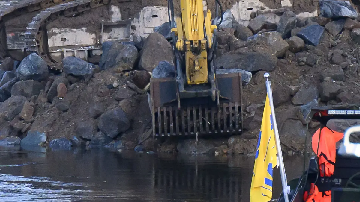 Wegen eines möglichen Bombenfundes bei Baggerarbeiten musste der Trauermarsch für einen getöteten Polizisten umgeleitet werden. (Archivbild)