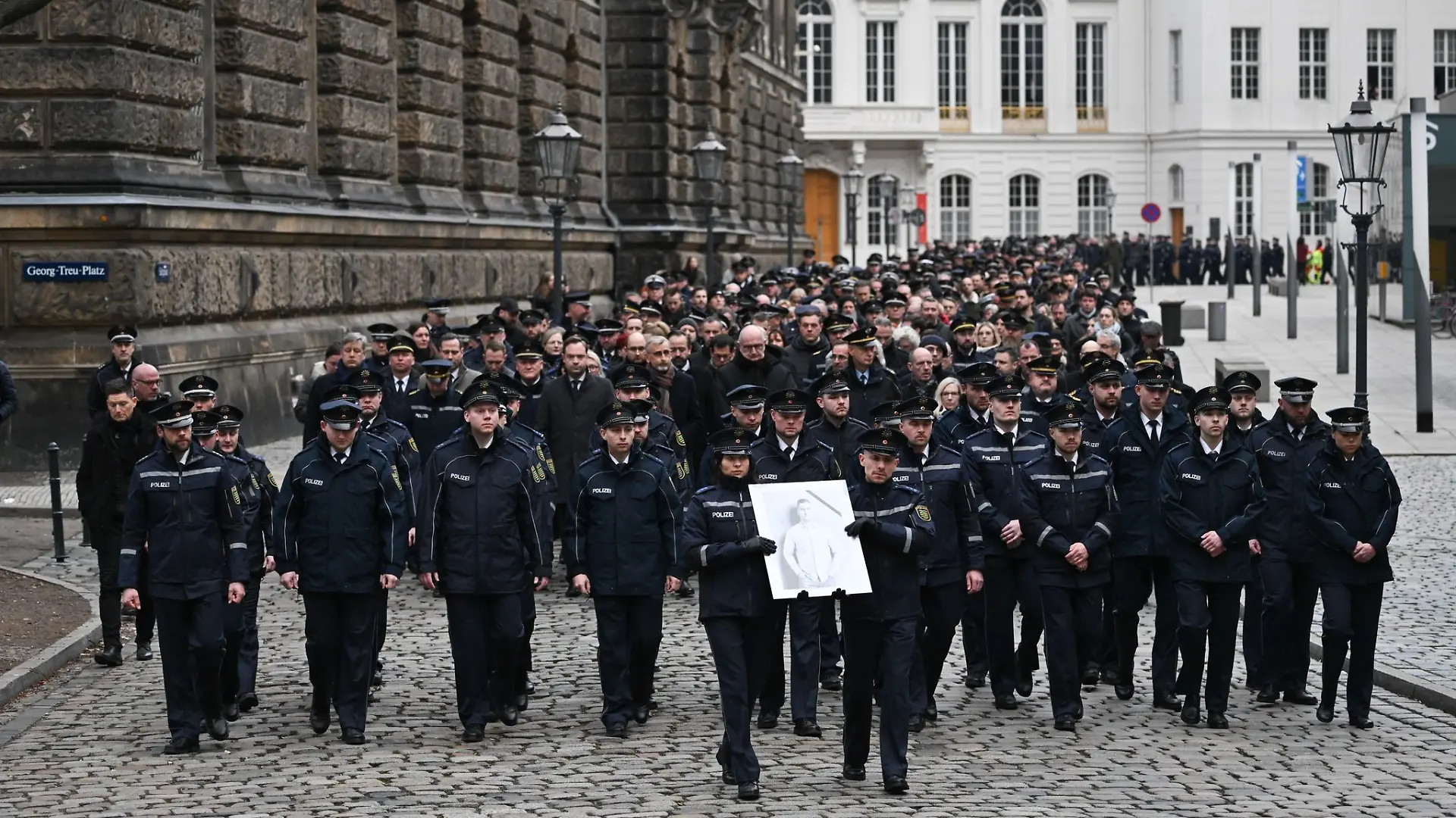 Der Polizist bekommt von seinen Kollegen ein letztes Geleit.